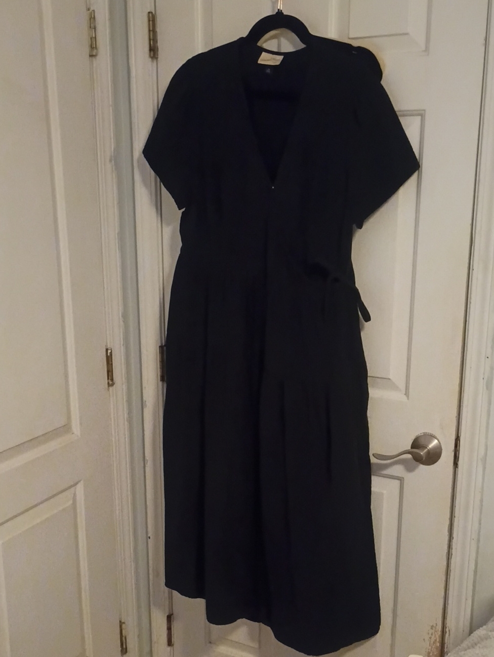 Universal Thread Black V-Neck Wrap Midi Dress with Short Sleeves